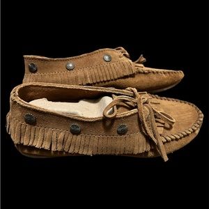 Women’s brown suede Minnetonka moccasin shoes sz 8.5 all embellishments in tact